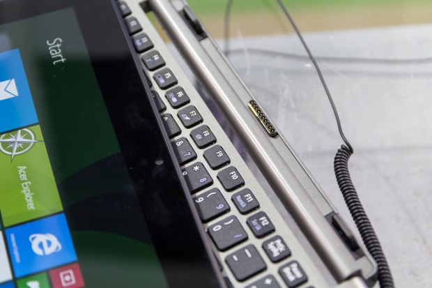 Das Tablet wird durch starke Magneten im Gelenk gehalten. In der Mitte ist der Konnektor zu erkennen. (Bild: Tobias K&ouml;ltzsch/Golem.de)