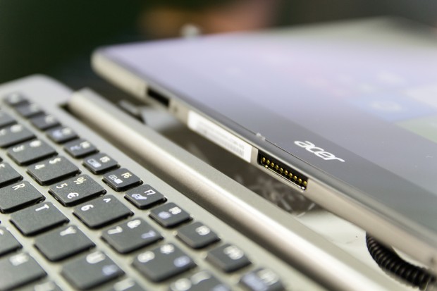 Hier der 10-polige Anschluss der Tableteinheit (Bild: Tobias K&ouml;ltzsch/Golem.de)