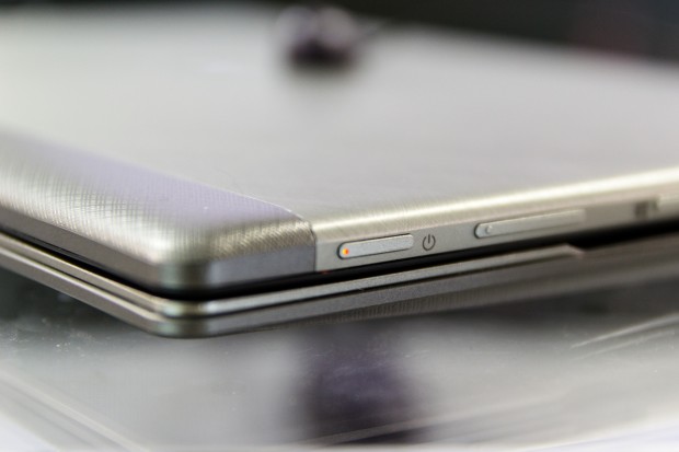 Die Verarbeitung des Switch 11 ist gut, die R&uuml;ckseite des Tablets ist aus geb&uuml;rstetem Aluminium. (Bild: Tobias K&ouml;ltzsch/Golem.de)