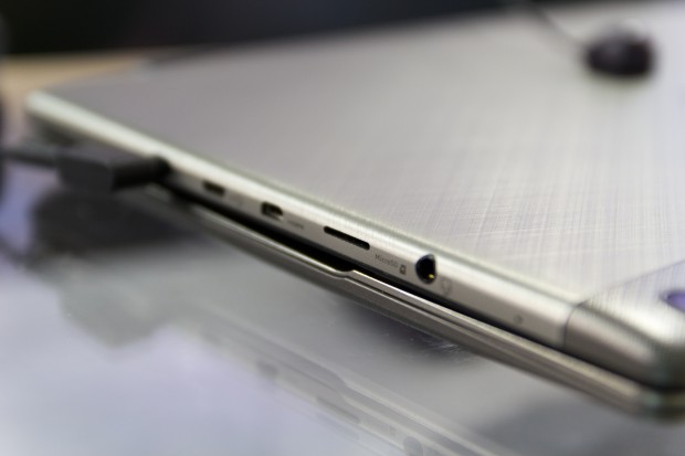 Das Tablet verf&uuml;gt &uuml;ber einen Micro-HDMI-Ausgang. (Bild: Tobias K&ouml;ltzsch/Golem.de)