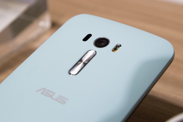 Auch die r&uuml;ckseitige Kamera hat 13 Megapixel und einen Doppelblitz, dazu kommt ein Laser-Autofokus. (Bild: Tobias K&ouml;ltzsch/Golem.de)