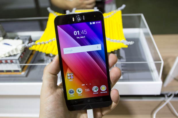 Das Display ist 5,5 Zoll gro&szlig; und hat eine Aufl&ouml;sung von 1.920 x 1.080 Pixeln. (Bild: Tobias K&ouml;ltzsch/Golem.de)