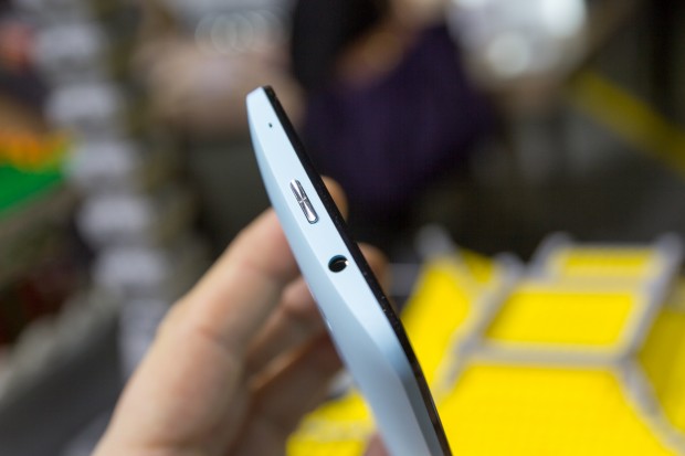 Die R&uuml;ckseite des Zenfone Selfie ist gebogen, dadurch wirkt das Ger&auml;t aber relativ dick. (Bild: Tobias K&ouml;ltzsch/Golem.de)