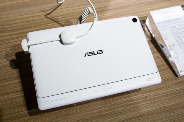 Beim Zenpad S 8.0 hat Asus Wert auf das Design gelegt: Die R&uuml;ckseite ist aus Metall, der untere Bereich ist mit Kunstleder abgesetzt. (Bild: Tobias K&ouml;ltzsch/Golem.de)