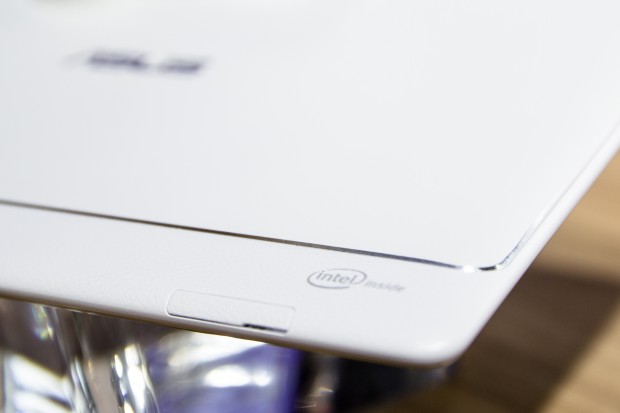 Auch entlang des &Uuml;bergangs zum Kunstleder verl&auml;uft der Schliff. (Bild: Tobias K&ouml;ltzsch/Golem.de)