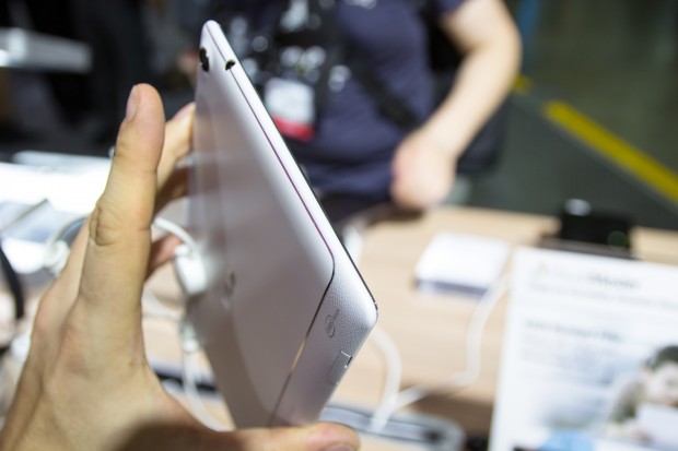 Mit 6,6 mm ist das Tablet sehr d&uuml;nn, das Gewicht liegt bei 280 Gramm. (Bild: Tobias K&ouml;ltzsch/Golem.de)