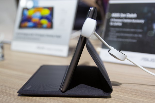 Die Lautsprecher befinden sich in dem Bereich des Covers, der vor dem Display liegt. (Bild: Tobias K&ouml;ltzsch/Golem.de)