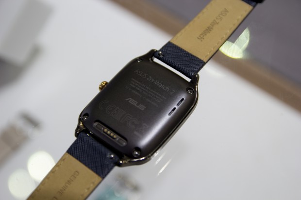 Auf der Rückseite sind vier Ladepins eingebaut. (Bild: Tobias Költzsch/Golem.de)