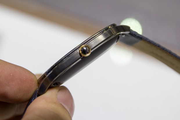 Die Uhr ist für eine Smartwatch verhältnismäßig dünn. (Bild: Tobias Költzsch/Golem.de)