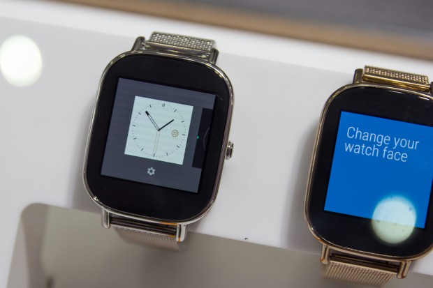 Die Uhr ist auch in einer kleineren Version erhältlich, hier mit dem fein strukturierten Metallarmband. (Bild: Tobias Költzsch/Golem.de)