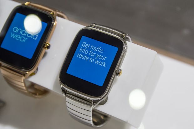 Hier die größere Version der Zenwatch 2 mit Metallarmband (Bild: Tobias Költzsch/Golem.de)