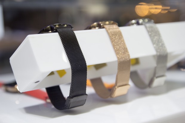 Die Armbänder sind in den drei Gehäusefarben erhältlich. (Bild: Tobias Költzsch/Golem.de)