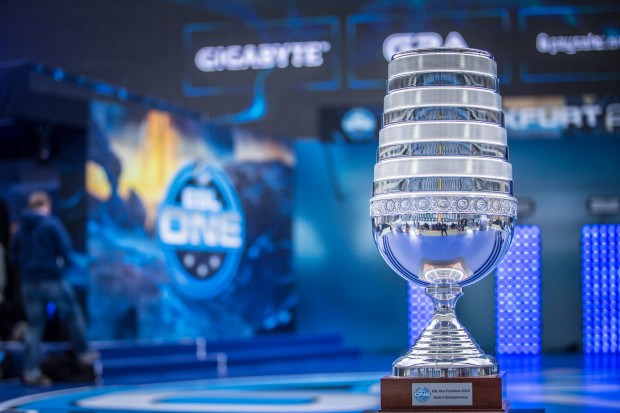 Um diesen Pokal und 300.000 US-Dollar wurde gespielt. (Bild: Helena Kristiansson/ESL)