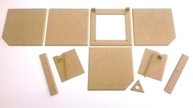 Die einzelnen Holzteile eines ersten Prototyps des W&uuml;rfels (Bild: Sebastian Vo&szlig;)