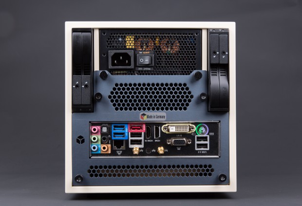 Die Aluminium-R&uuml;ckseite l&auml;sst sich einfach abnehmen. (Bild: Martin Wolf/Golem.de)