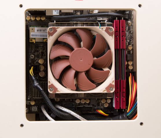 Im Inneren findet ein Mini-ITX-Mainboard Platz. (Bild: Martin Wolf/Golem.de)