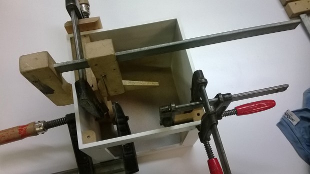 Die einzelnen Teile werden zu einem Korpus geleimt. (Bild: Sebastian Vo&szlig;)