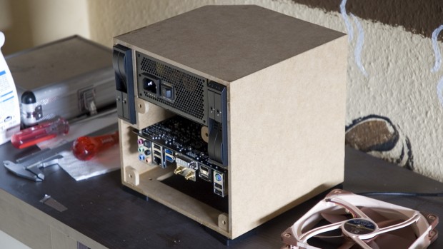 Die erste Passprobe im Geh&auml;use (Bild: Sebastian Vo&szlig;)