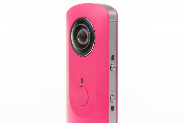 Der Auslöser der Ricoh Theta sitzt genau unter einer der Linsen. (Bild: Martin Wolf/Golem.de)