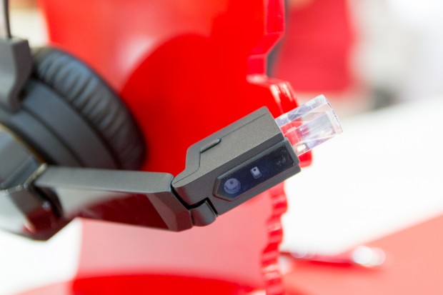 Die Kopfhörer haben seitlich eine Datenbrille montiert. (Bild: Tobias Költzsch/Golem.de)