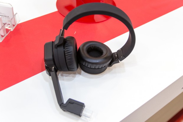 Die Datenbrilleneinheit kann abgenommen und am anderen Ohrhörer montiert werden. (Bild: Tobias Költzsch/Golem.de)