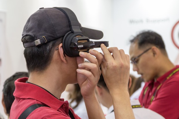 Gesteuert wird die Datenbrille wie die Google Glass über Touch-Eingaben an der Seite. (Bild: Tobias Költzsch/Golem.de)