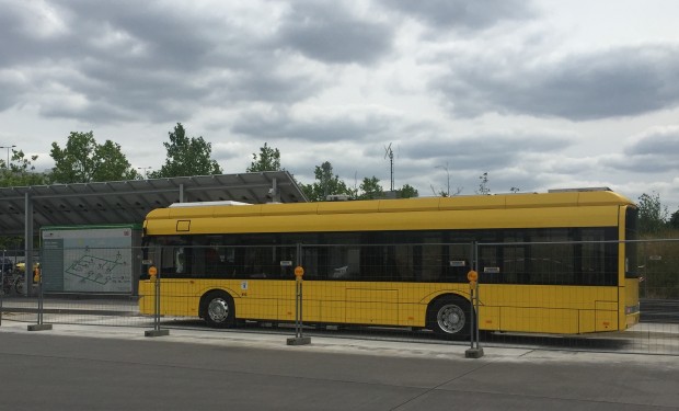 Der neue Bus hat bereits die neue, einfache Berliner Lackierung. (Foto: Andreas Sebayang/Golem.de)