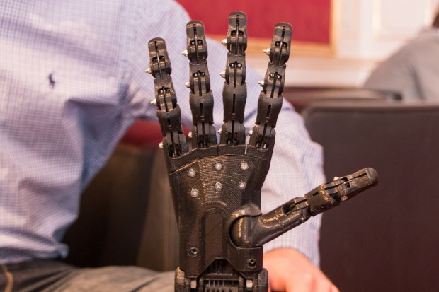 Die Hand wird mit dem 3D-Drucker hergestellt und kann mit Gedanken gesteuert werden. (Foto: Werner Pluta/Golem.de)