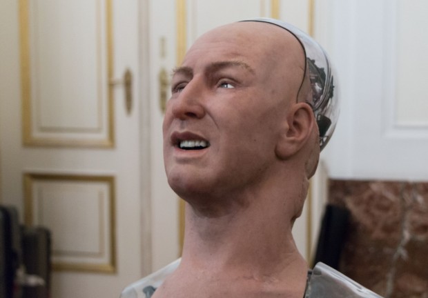 Rund 40 Servomotoren aktuieren das Gesicht, so dass Han ein Mienenspiel zeigt. (Foto: Werner Pluta/Golem.de)