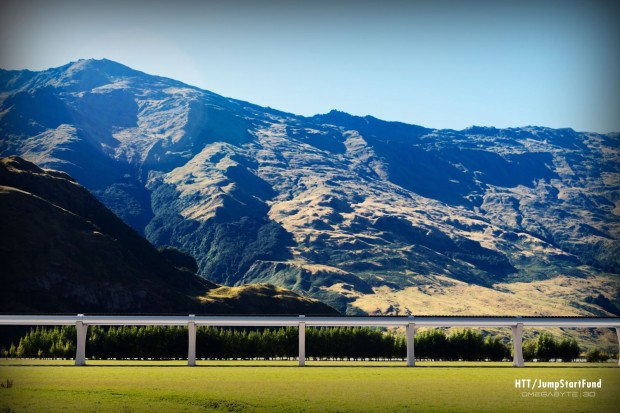 Sie flitzen mit hoher Geschwindigkeit durch R&ouml;hren, die auf Stelzen stehen. (Bild: Omegabyte 3D)