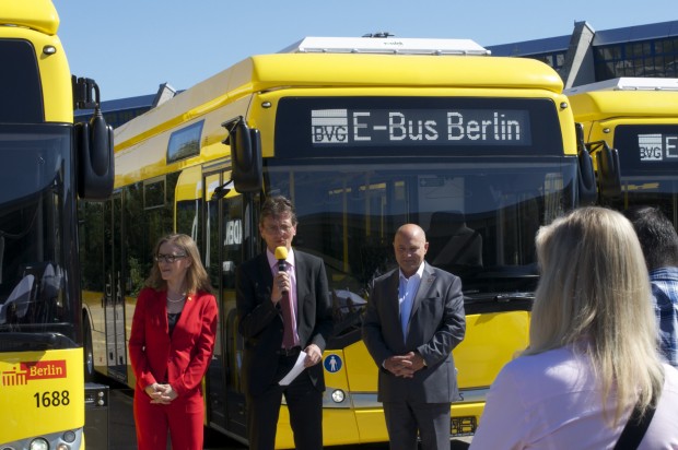 Die BVG-Chefin Sigrid Nikutta (Links) stellt zusammen mit den Staatssekret&auml;ren Christian Gaebler (Mitte) und Rainer Bomba (Rechts) die neuen Busse vor.  (Foto: Andreas Sebayang/Golem.de)