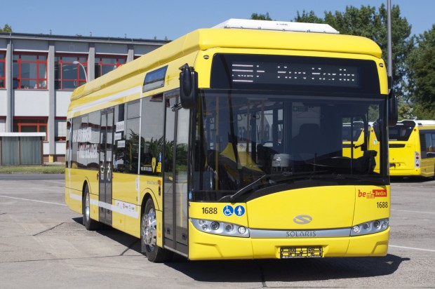 Derweil m&uuml;ssen die Busse im Hof per Stecker aufgeladen werden, was jedoch nicht demonstriert wurde. (Foto: Andreas Sebayang/Golem.de)