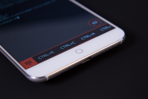 Das Meizu MX4 mit Ubuntu Phone und ge&ouml;ffnetem Terminal (Bild: Martin Wolf/Golem.de)