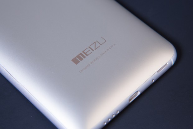 Die R&uuml;ckseite des MX4 ist abnehmbar, der Akku kann allerdings nicht gewechselt werden. (Bild: Martin Wolf/Golem.de)