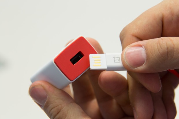 Der Ladestecker kann auch in das Netzteil von beiden Seiten eingesteckt werden. (Bild: Martin Wolf/Golem.de)