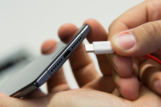 Das Oneplus Two verwendet einen USB-Typ-C-Stecker als Ladestecker. (Bild: Martin Wolf/Golem.de)