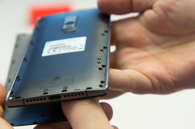 Der Akku ist wieder nicht wechselbar. (Bild: Martin Wolf/Golem.de)