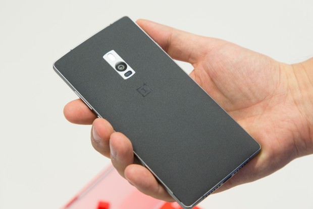 Auf der R&uuml;ckseite befindet sich eine 13-Megapixel-Kamera mit Fotolicht und Laser-Autofokus. (Bild: Martin Wolf/Golem.de)