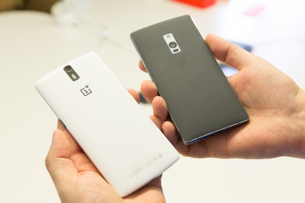 Links das Oneplus One, rechts das Oneplus Two (Bild: Martin Wolf/Golem.de)