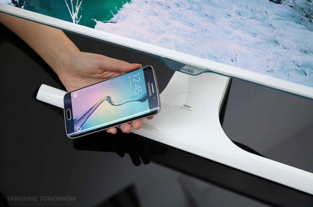 SE370 mit Qi-Ladestation (Bild: Samsung)