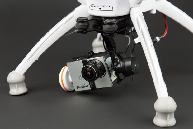 Der Gimbal gleicht die Flugbewegungen aus und bewegt die Kamera um zwei Achsen.(Bild: Martin Wolf/Golem.de)