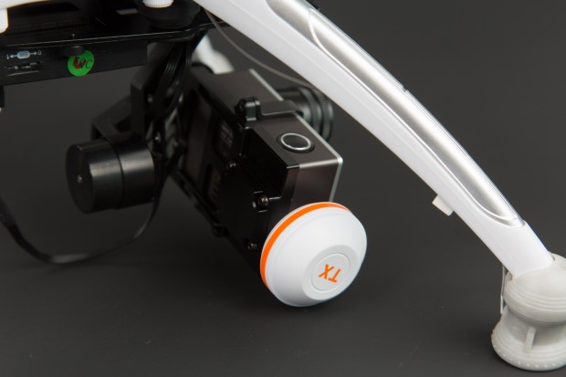 Die Antenne an der Kamera &uuml;bertr&auml;gt das Livebild &uuml;ber einen Kilometer weit.(Bild: Martin Wolf/Golem.de)