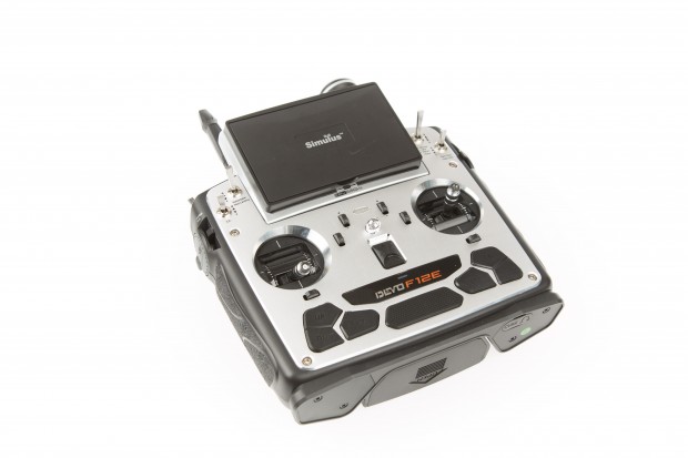 Die Fernsteuerung DEVO F12E ist hervorragend verarbeitet.<br>(Bild: Martin Wolf/Golem.de)