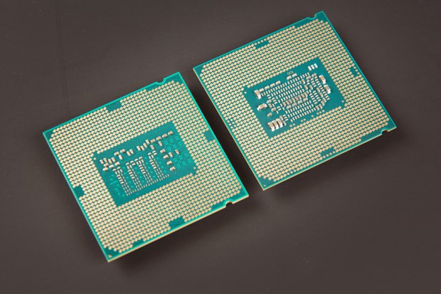 Skylake - rechts im Bild - weist mehr Bauteile auf der Unterseite auf. (Foto: Martin Wolf/Golem.de)
