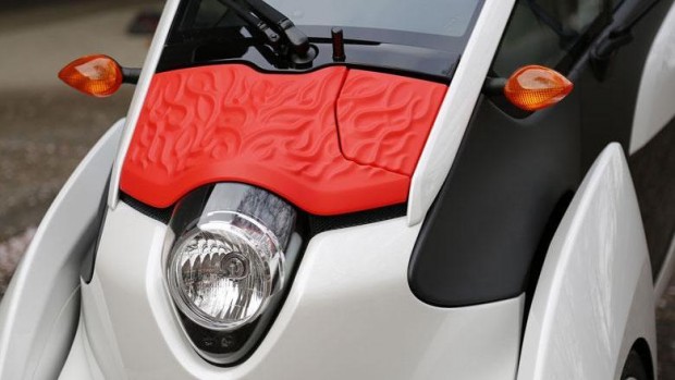 Konservativer geht Toyota an den 3D-Druck: Käufer des Einsitzers i-Road können sich eine individuelle Scheinwerferabdeckung produzieren lassen. (Foto: Toyota)
