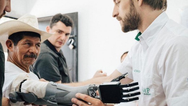 Eine Handprothese baut das kanadische Victoria Hand Project mit dem 3D-Drucker auf. Sie soll umgerechnet nur 200 Euro kosten. (Foto: Victoria Hand Project)