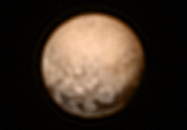 Pluto ist ein r&ouml;tlich-brauner Himmelsk&ouml;rper. Das Bild ist aus Bildern der Kameras Ralph und Lorri zusammengesetzt. (Bild: Nasa/JHUAPL/SWRI)