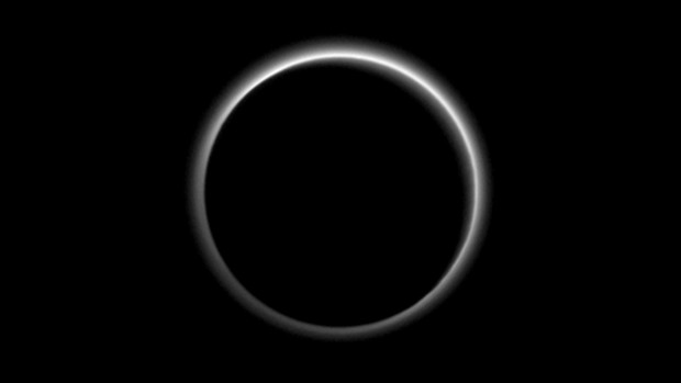 Die Atmosphäre des Pluto leuchtet im Sonnenlicht. Das Foto entstand nach dem Vorbeilfug. (Bild: Nasa/JHUAPL/SwRI)