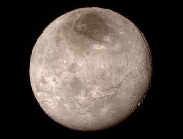 Charon ist der gr&ouml;&szlig;te Pluto-Mond. New Horizons fotografierte ihn am 13.7.2015 aus einer Distanz von 466.000 km. (Bild: Nasa/JHUAPL/SWRI)