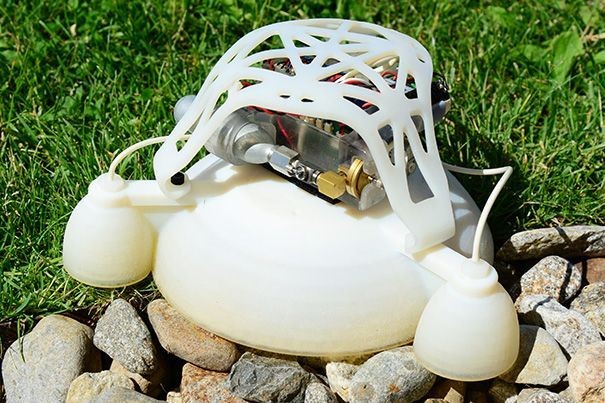 Der untere Teil ist für den Antrieb und die Navigation zuständig, Unter dem Überrollbügel sitzt die Steuerung. (Bild: Harvard Microrobotics Lab)